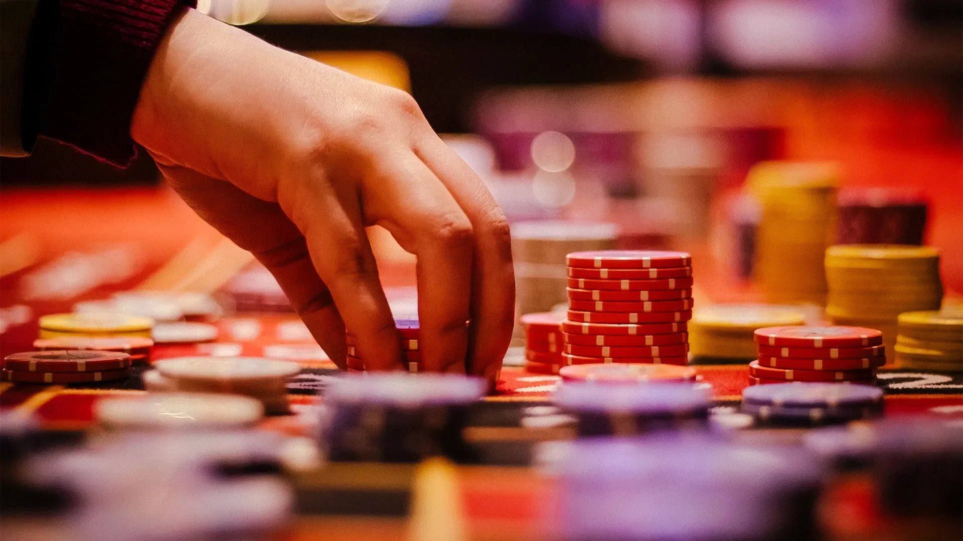 Mesa de cartas en ambiente nocturno